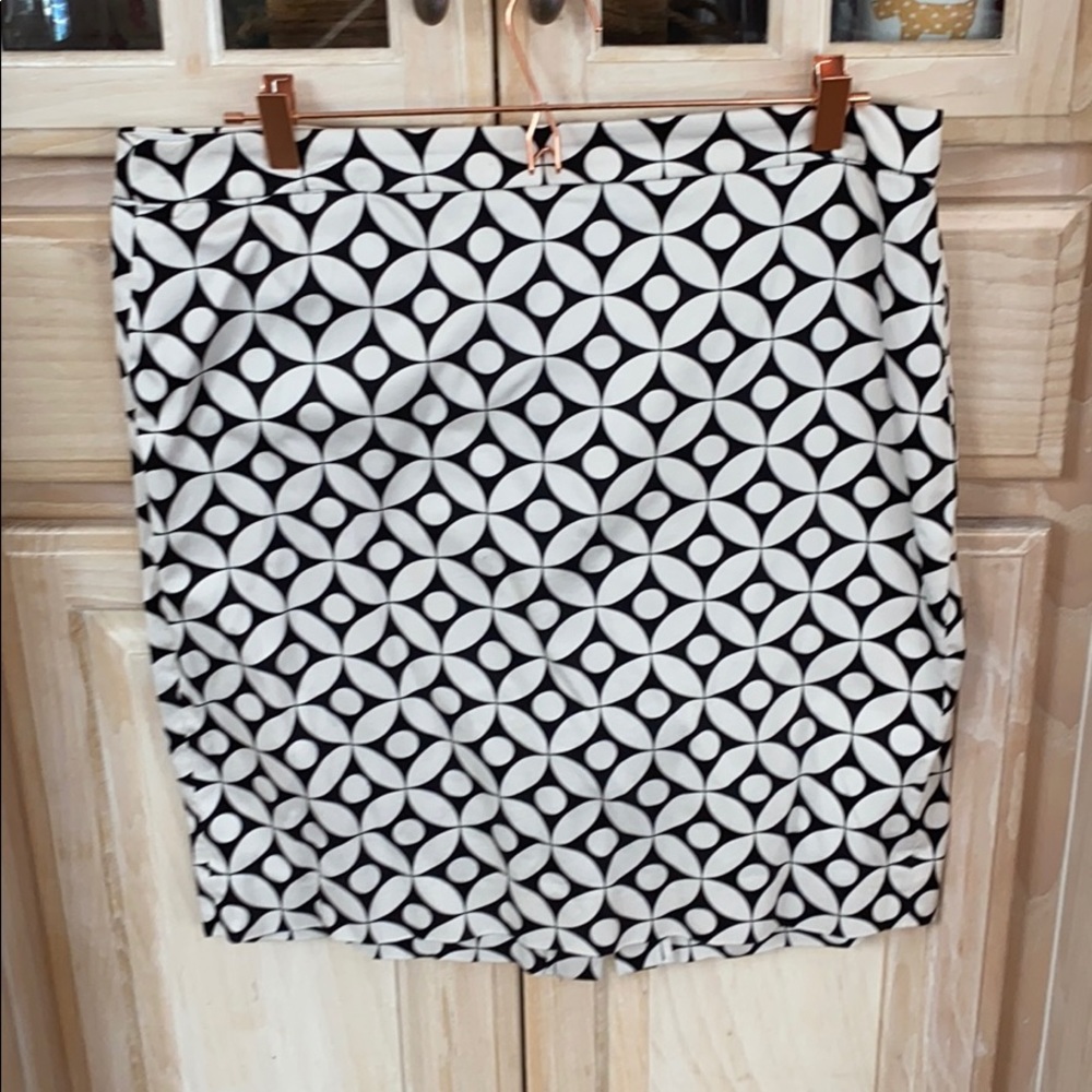 Jcrew pencil skirt size 14 black and white dot